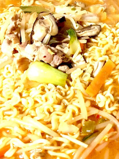 味噌でコクうま♡辛ラーメン鍋-レシピのメイン写真