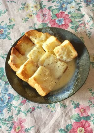 チーズソースかけトースト＊朝食•ランチ◎-レシピのメイン写真