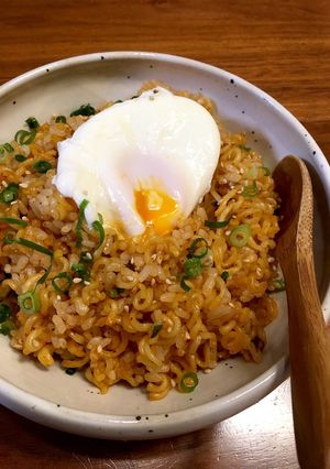 お一人様ランチ。辛ラーメンでそば飯-レシピのメイン写真