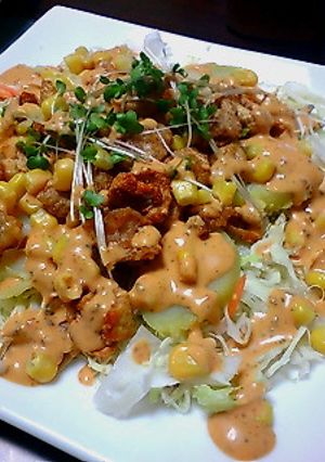 鳥皮とポテトのボリュームサラダ-レシピのメイン写真