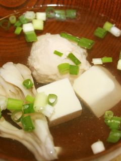 簡単!鶏つくね、舞茸、豆腐のお吸い物-レシピのメイン写真