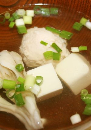 簡単！鶏つくね、舞茸、豆腐のお吸い物-レシピのメイン写真