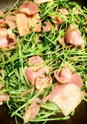 超簡単、ベーコンと豆苗のにんにく醤油炒め-レシピのメイン写真