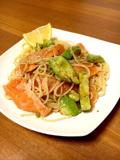 簡単!サーモンとアボカドのオイルパスタ-レシピのメイン写真