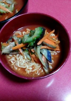 トマト辛ラーメンで残暑を乗り切ろう-レシピのメイン写真