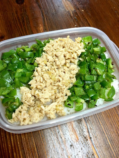お弁当やランチに♪♪ピーマン&肉そぼろ丼-レシピのメイン写真