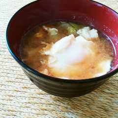 รูปของ レタスと半熟玉子のお味噌汁