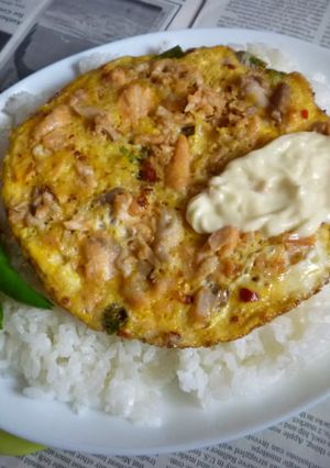 サーモン入りピリ辛オムレツのカフェ丼-レシピのメイン写真