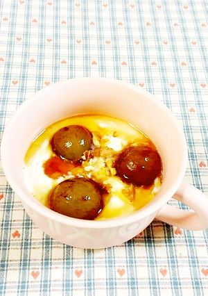 ヨーグルトに、ぶどう＆くるみ♪-レシピのメイン写真