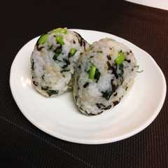 รูปของ 枝豆入り塩昆布と大葉のおにぎり♪