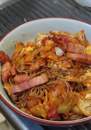 日本蕎麦のベーコンキムチ卵の醤油焼きそば-レシピのメイン写真