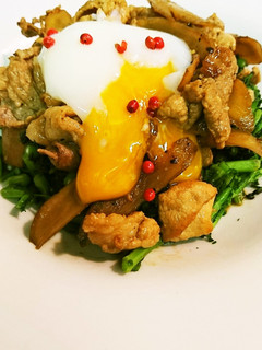 春菊とゴボウと豚肉の温玉サラダ-レシピのメイン写真