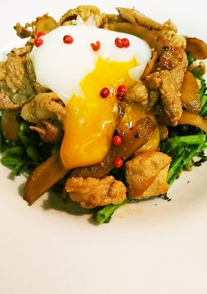 春菊とゴボウと豚肉の温玉サラダ-レシピのメイン写真