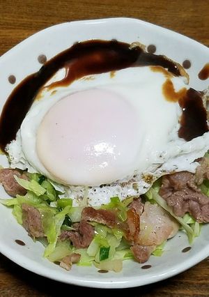 豚肉キャベツの目玉焼き乗せ-レシピのメイン写真