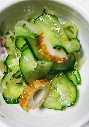 胡麻油香るキュウリ玉ねぎと竹輪の中華あえ-レシピのメイン写真