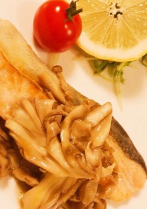 秋に食べたい♡秋鮭のきのこバタームニエル-レシピのメイン写真