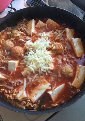トマトチーズ辛ラーメン鍋-レシピのメイン写真