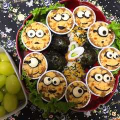 รูปของ 運動会にカップでミニオンな鶏そぼろご飯♡