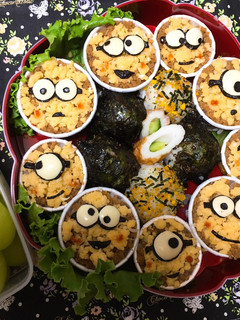 運動会にカップでミニオンな鶏そぼろご飯♡-レシピのメイン写真