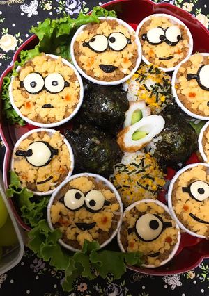 運動会にカップでミニオンな鶏そぼろご飯♡-レシピのメイン写真