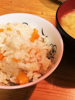 簡単!ツナ・人参・玉葱の炊き込みご飯-レシピのメイン写真