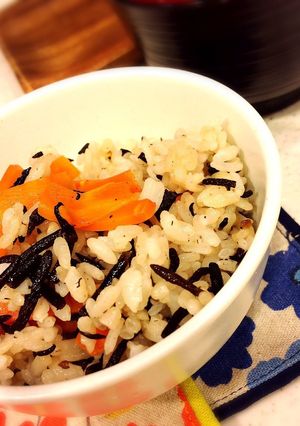 手軽に鉄分補給♪簡単ひじきご飯-レシピのメイン写真