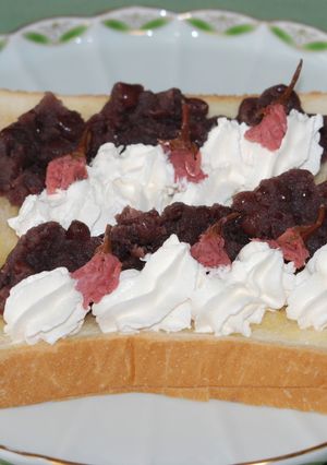つぶあんと生クリームの桜風味トースト♪-レシピのメイン写真