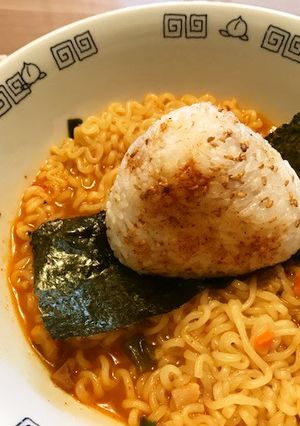 辛ラーメン＋焼きおにぎり＝がっつりセット-レシピのメイン写真