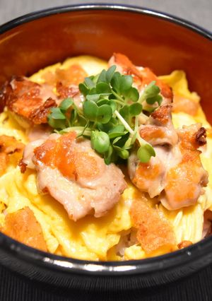 半熟スクランブルエッグ乗せ「焼き」親子丼-レシピのメイン写真