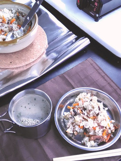 アウトドア飯土鍋でさんま缶の炊き込みご飯-レシピのメイン写真