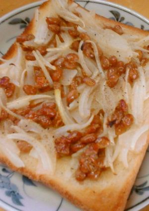 玉ねぎたっぷりの納豆トースト-レシピのメイン写真