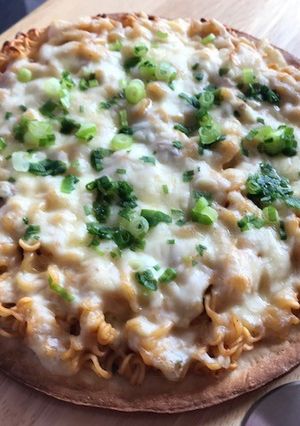 まな板いらず☆簡単！絶品辛ラーメンピザ♪-レシピのメイン写真