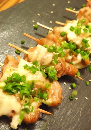 フライパン♪とろけるチーズのネギ塩鶏皮串-レシピのメイン写真