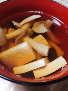 ホンシメジと豆腐のお吸い物-レシピのメイン写真