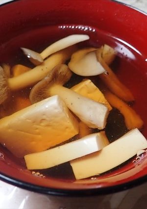 ホンシメジと豆腐のお吸い物-レシピのメイン写真