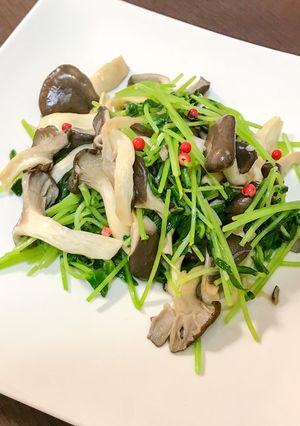 簡単10分！豆苗ときのこのガリバタ炒め-レシピのメイン写真
