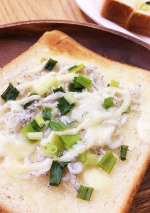 簡単すぎる！しらすチーズマヨトースト-レシピのメイン写真