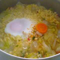 รูปของ 野菜と卵具沢山の辛ラーメン