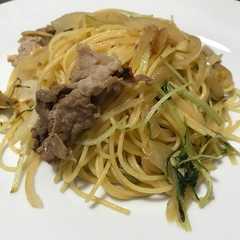 รูปของ 簡単！豚こまと水菜のバター醤油パスタ☆