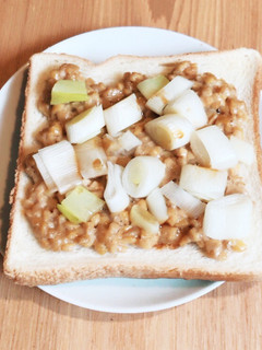 ズボラな一人暮らし、ねぎ納豆トースト-レシピのメイン写真