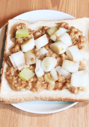 ズボラな一人暮らし、ねぎ納豆トースト-レシピのメイン写真