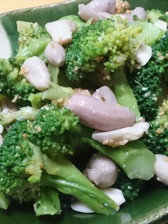 ブロと茹で落花生のゴマ味噌和え-レシピのメイン写真