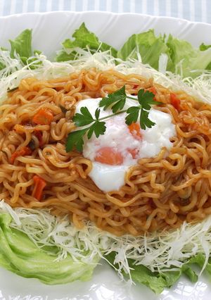 たっぷり野菜と温玉で☆汁なし辛ラーメン-レシピのメイン写真
