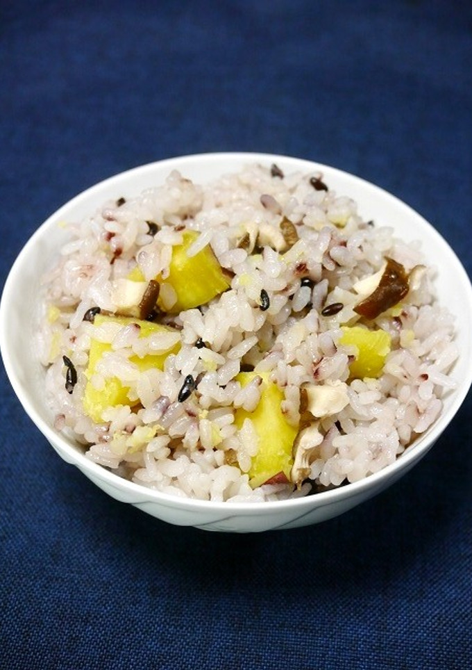 簡単！薩摩芋ときのこの炊き込みご飯-レシピのメイン写真