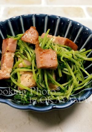 豆苗とベーコンの塩バター炒め-レシピのメイン写真