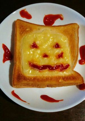 ハロウィンくり抜きチーズトースト-レシピのメイン写真