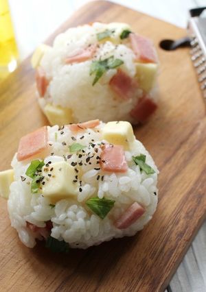 金ごまオイルベーコンチーズおにぎり①-レシピのメイン写真