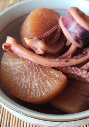 染み染み♪簡単美味しいイカと大根の煮物♡-レシピのメイン写真