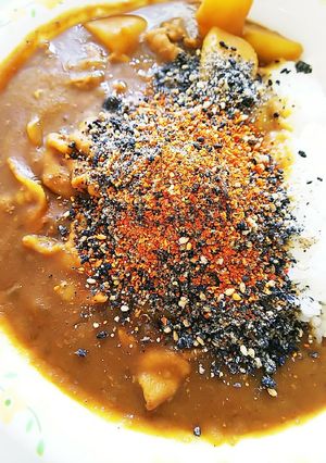 カレーにトッピング~黒白ゴマ七味~-レシピのメイン写真