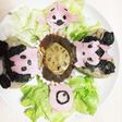 ツムツムのせの炊き込みご飯とサラダ